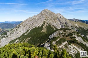 Die Montscheinspitze gesehen vom Plumsjoch. In der Draufsicht die Aufstiegslinie zum Gipfel. Der Abstieg über den Ostgrat (rechts im Bild).