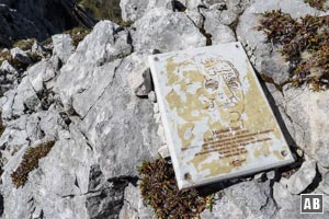 Den Gipfelbereich ziert eine sehr schöne Gedenktafel eines verstorbenen Bergsteigers
