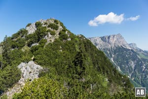 Der Gipfelaufbau des Rauhen Kopfes mit dem Berchtesgadener Hochthron im Hintergrund