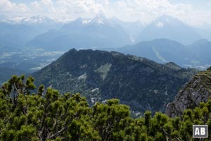 Die Almbachwand mit dem Grat... gesehen vom Anstieg zum Berchtesgadener Hochthron