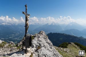 Eins von zwei Gipfelkreuzen am Berchtesgadener Hochthron mit der Almbachwand im Hintergrund