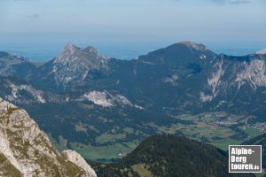 Ausblick vom Gipfel auf Aggenstein und Brentenjoch.
