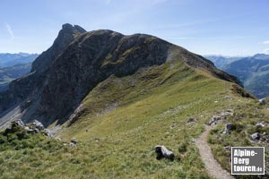 Der Gipfelpfad nähert sich einem Geländebuckel, welcher sich vor dem Rauhhorn in Szene setzt. 