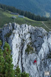 Aus der Drahtseilpassage können wir Kletterer an der Roßsteinnadel beobachten