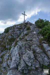 Die letzten Meter zum Gipfelkreuz des Roßstein