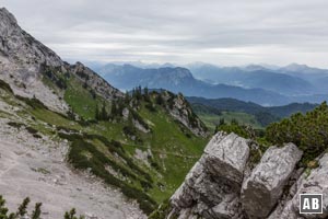 Blick aus dem Widauersteig auf unseren Aufstiegsweg - im Hintergrund die Bayerischen Voralpen