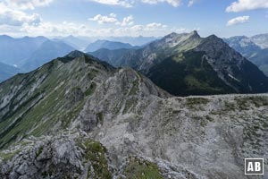 Blick vom Gipfel auf unseren Abstiegsweg über den Südwestgrat. Rechts im Hintergrund die Geierköpfe.