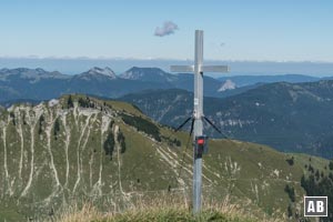 ...wo in wenigen Schritten das Gipfelkreuz der Sonntagsspitze (1.926 m) eingenommen ist. Rechts vom Gipfelkreuz Leonhardstein - links davon Hirschberg sowie R0ß- und Buchstein