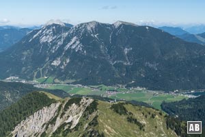 Blick vom Gipfel der Schreckenspitze zur Bergstation des Christlumlifts (im Vordergrund auf den grünen Hügel), Achenkirch, auf die Unnütze sowie den Guffert