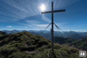 Das Gipfelkreuz der Sonntagsspitze von der anderen Seite - mit umfassenden Karwendel-Panorama