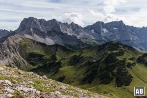 Blick vom Abstieg auf die Karwendelhauptkette
