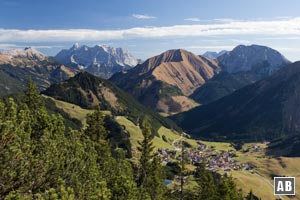 Aus dem Thaneller-Aufstieg: Mit zunehmender Höhe bekommen wir tolle Ausblick auf Berwang und die Zugspitze