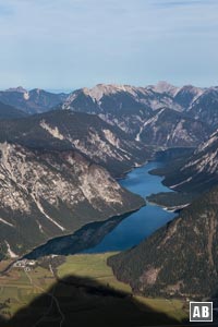 Plan- und Heiterwanger See erscheinen als Juwel zwischen den Bergen des Ammergebirges