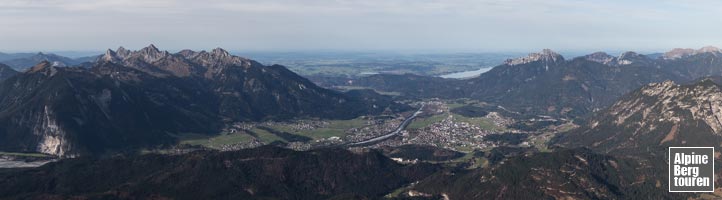 Aussicht vom Thaneller nach Norden: Das Reuttener Becken mit Tannheimer Berge, Reutte und dem Säuling (von links nach rechts)