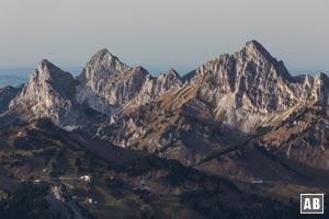Am Thaneller-Gipfel: Zoom auf die Tannheimer Berge mit Rote Flüh, Gimpel und Köllenspitze (von links nach rechts)