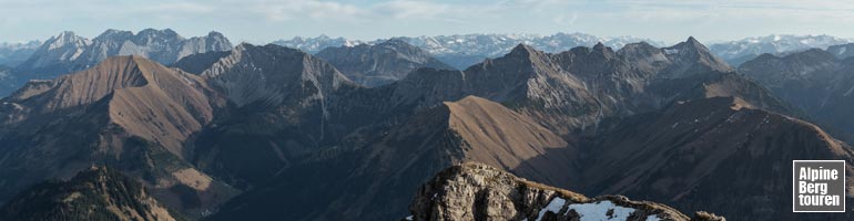 Am Thaneller-Gipfel: Im Süden dominieren die Lechtaler Alpen den Horizont