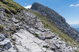 Vor der letzten Kehre zeigen sich die ersten Felsen vom Nordgrat der Vorderen Goinger Halt