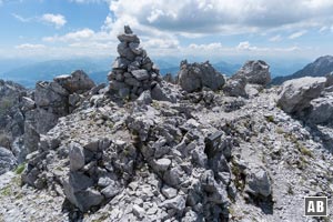 Der Gipfel der Vorderen Goinger Halt: großer Steinmann, Gipfelbuch - aber kein Kreuz