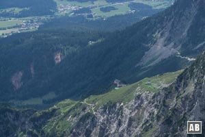 Tiefblick vom Gipfel zur Gruttenhütte