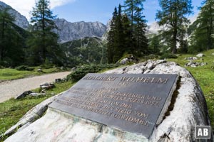 Am Weg zum Seebensee erinnert eine Gedenktafel an einen verstorbenen Bergsteiger