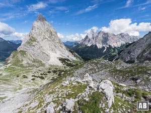 Im Schwärzkar... Blick auf das steile Felshorn der Ehrwalder Sonnenspitze mit der Zugspitze im Hintergrund