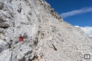 Der Einstieg in der Gipfelflanke des Wamperten Schrofen ist mit einem roten Punkt gekennzeichnet