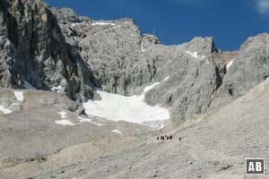 Langer Geröllanstieg über die Gletschermoräne bis zum Höllentalferner