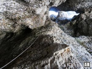 Originelle Passage im Klettersteig durch eine Höhle