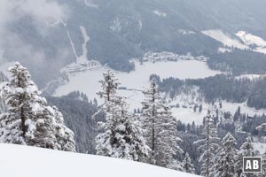 Schneeschuhwanderung Brecherspitz: Blick vom Westgipfel auf den Spitzingsee