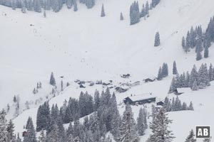 Schneeschuhwanderung Brecherspitz: Blick vom Westgipfel auf die Obere und Untere Firstalm - sowie einem Teil des Skigebietes
