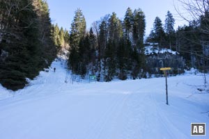 Schneeschuhtour Dürrnbachhorn: Kurz bevor die Loipe den Dürrnbach überquert verlassen wir den gewalzten Weg über einen nach links ansetzenden Steig.