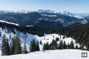 Schneeschuhtour Dürrnbachhorn: Rückblick aus dem Gipfelhang auf die Dürrnbachalm.