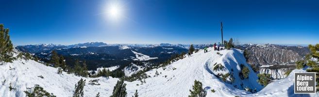 Bergpanorama Winter Dürrnbachhorn: Aussicht auf eine imposante Bergskyline vom Gipfel.