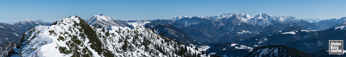 Bergpanorama Winter Dürrnbachhorn: Aussicht auf die Berchtesgadener Alpen (rechts).