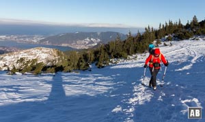 Schneeschuhwanderung Hirschberg: Über einen weit ausholenden Rechtsbogen wandern wir hoch zum Gipfelrücken