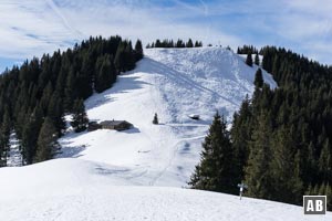 Schneeschuhtour Hörnle: Rückblick auf die Hörnlealm und das Mittlere Hörnle