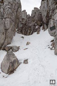 Schneeschuhtour Kampenwand: Blick vom Eingang in die schmalen Felsschluchten der Kaisersäle. Wir durchschreiten das Labyrinth bis zum Gipfelaufbau.