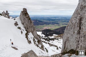 Die ersten Meter in den Kaisersälen: Rückblick auf den Felseinschnitt an dem ich Schneeschuhdepot gemacht habe.