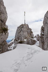 Schneeschuhtour Kampenwand: Blick aus den Kaisersälen auf den finalen Gipfelaufbau mit dem gigantischen Kreuz