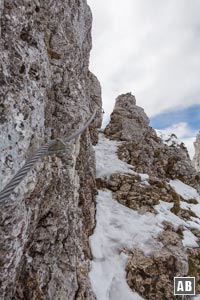 Schneeschuhtour Kampenwand: Mit Hilfe des Drahtseils hangeln wir uns an einem Felsband abwärts