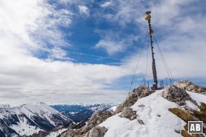 Schneeschuhtour Kampenwand: Am Gipfel der Kampenwand mit dem zwölf Meter hohen Kreuz.