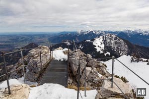 Schneeschuhtour Kampenwand: Rückblick auf die Brücke über die wir den kreuzgeschmückten Gipfel erreichen