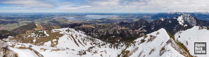 Schneeschuhwanderung Kampenwand: Bergpanorama vom Gipfel der Kampenwand auf den Chiemsee und die Chiemgauer Alpen