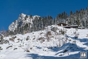 Blick aus dem Winterwanderweg auf die Vorderkaiserfeldenhütte. Links der Gipfel der Naunspitze.