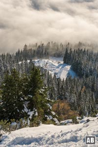 Schneeschuhwanderung Naunspitze: Tiefblick vom Gipfel der Naunspitze auf die Vorderkaiserfeldenhütte