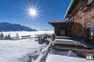 Schneeschuhtour Naunspitze: Blick von der Vorderkaiserfeldenhütte auf den Hochnebel und den Wilden Kaiser (links)