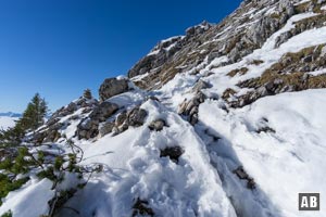 Schneeschuhtour Naunspitze: Wir queren hinüber zu einem Steinmann (links neben dem größeren Felsblock)