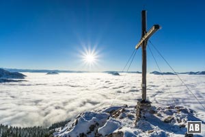Schneeschuhtour Naunspitze: Der Gipfel der Naunspitze hoch über den nebelverhangenen Inntal