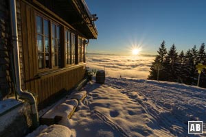 Schneeschuhwanderung Naunspitze: Sonnenuntergang an der Vorderkaiserfeldenhütte. Jetzt wird es auch für mich Zeit wieder ins Tal abzusteigen.