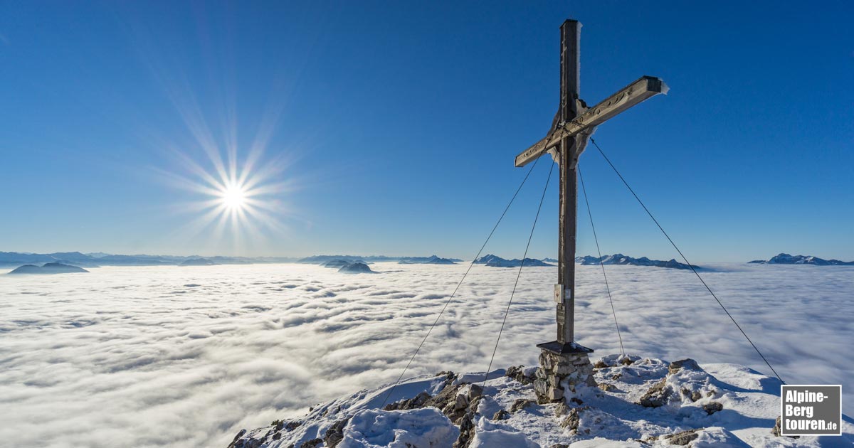 Der Gipfel der Naunspitze über dem nebelverhangenen Inntal